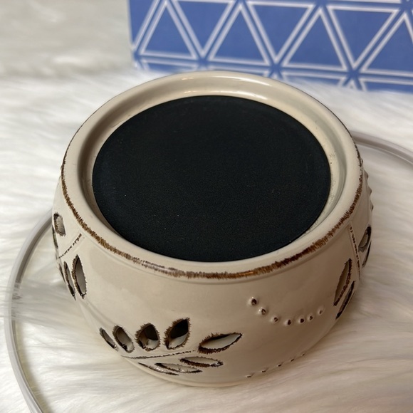 Yankee Candle Electric Leaf and Berry Tart or Candle Warmer Ivory with light - Picture 8 of 11